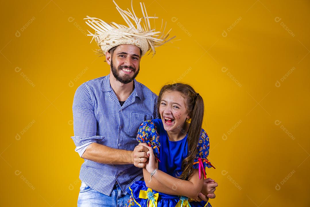 pai e filha dançando quadrilha na festa junina. Celebração de junho. Pai e filha com fantasia de festa junina