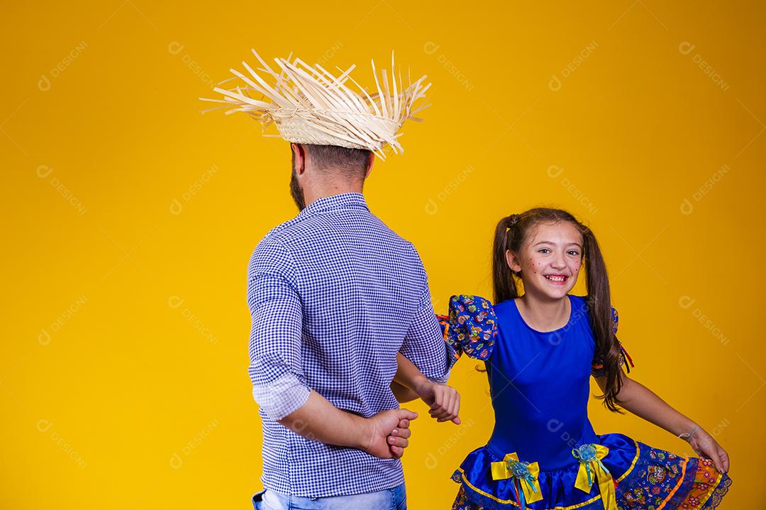 pai e filha dançando quadrilha na festa junina. Celebração de junho. Pai e filha com fantasia de festa junina