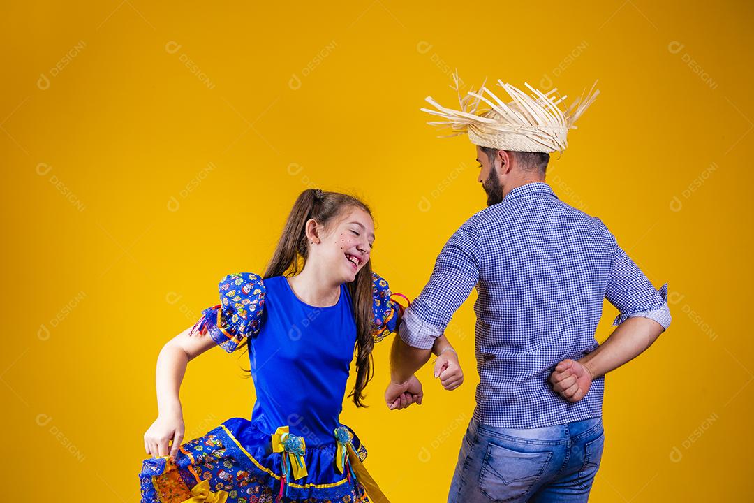 pai e filha dançando quadrilha na festa junina. Celebração de junho. Pai e filha com fantasia de festa junina