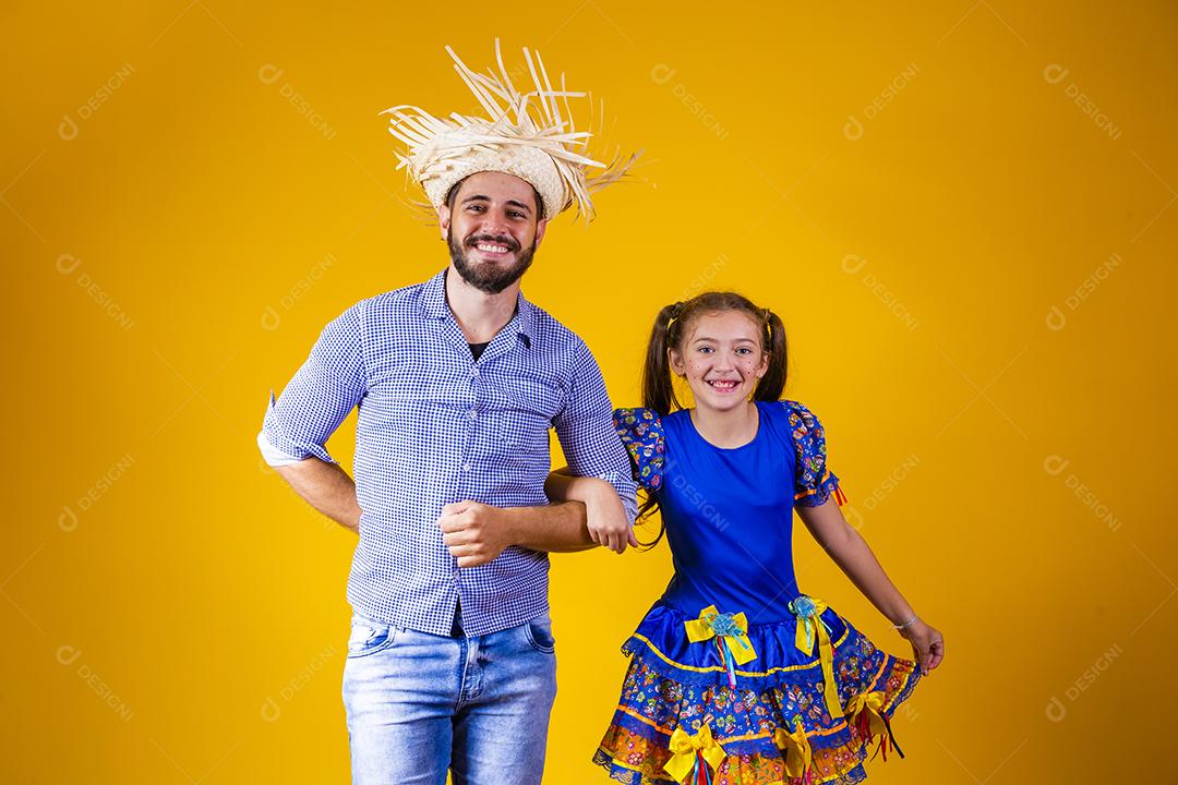 pai e filha dançando quadrilha na festa junina. Celebração de junho. Pai e filha com fantasia de festa junina