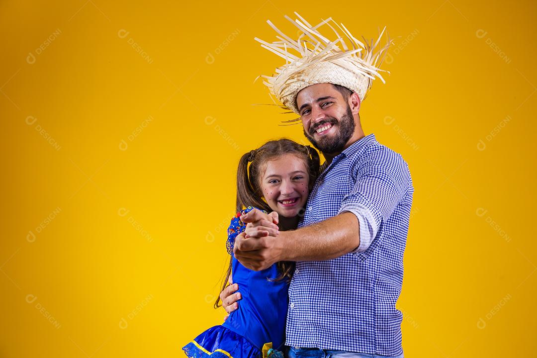 pai e filha dançando quadrilha na festa junina. Celebração de junho. Pai e filha com fantasia de festa junina