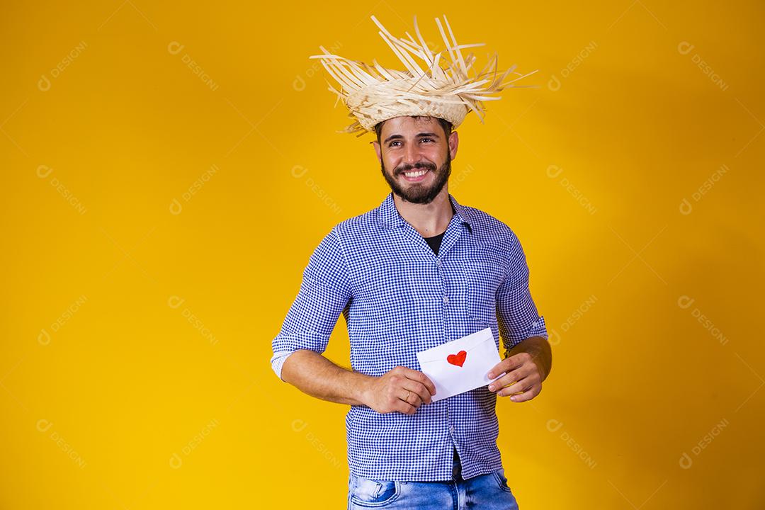 Festa Junina no Brasil, homem surpreso com carta de amor na Festa Junina brasileira fantasiada