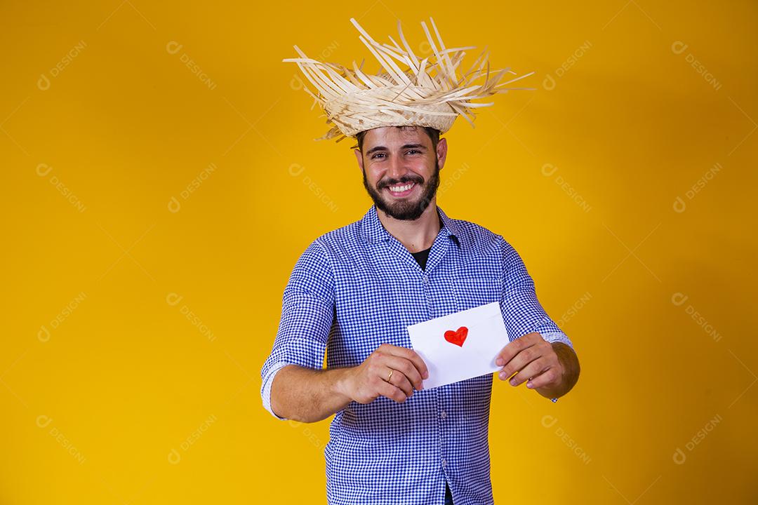 Festa Junina no Brasil, homem surpreso com carta de amor na Festa Junina brasileira fantasiada