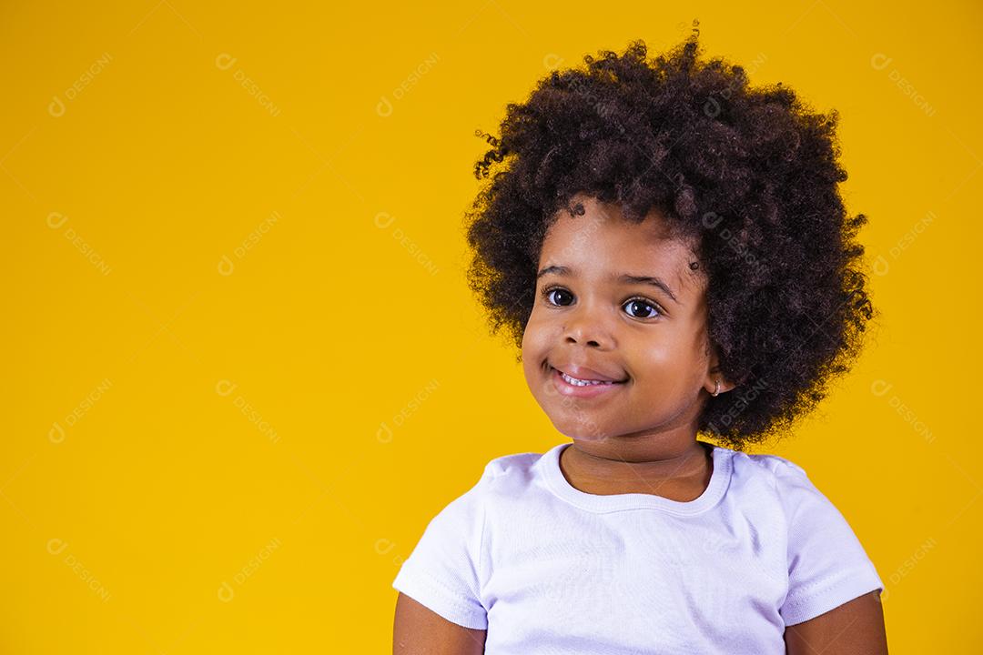 Retrato da beleza da menina afro com penteado afro. Adorável menina com cabelo blackpower