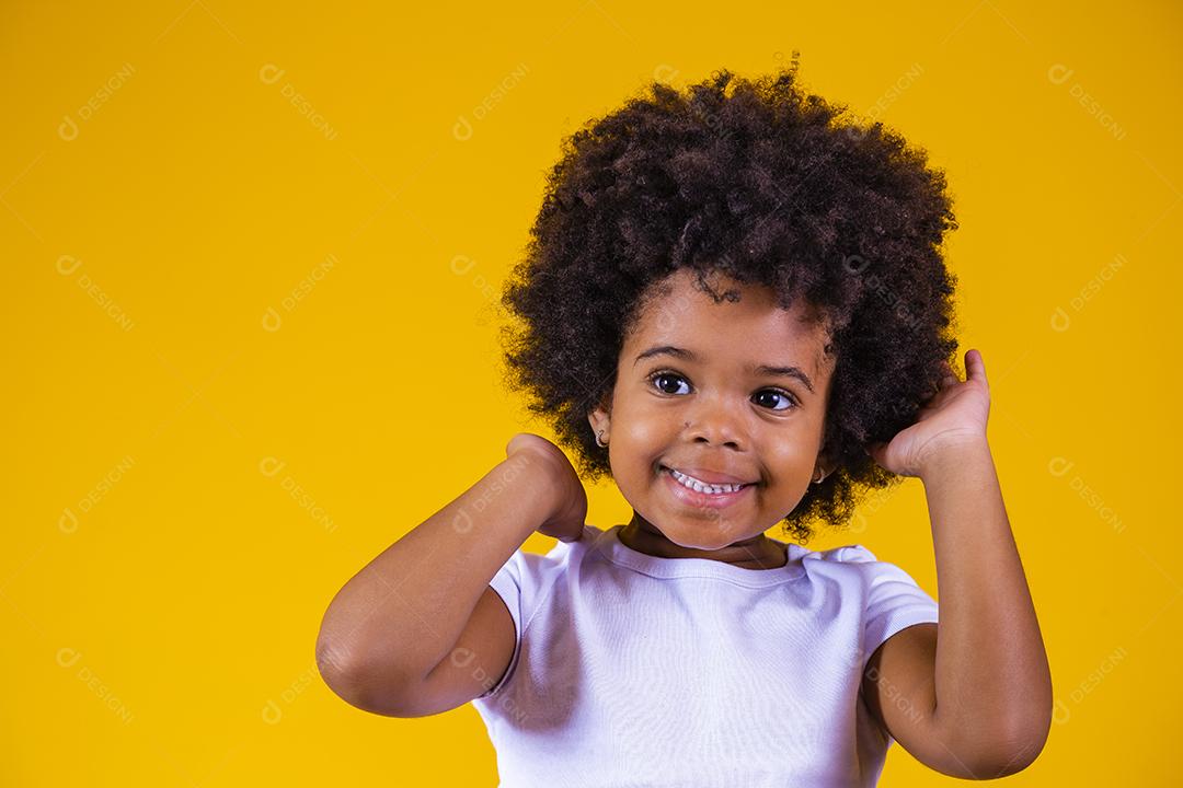 Retrato da beleza da menina afro com penteado afro. Adorável menina com cabelo blackpower