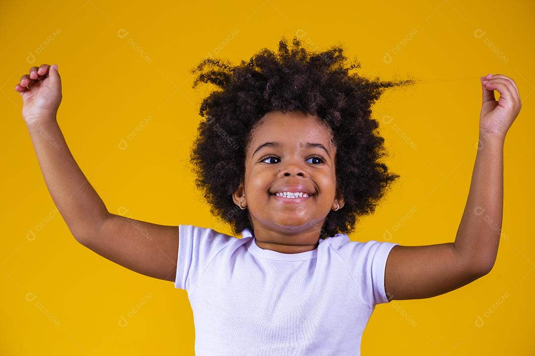 Retrato da beleza da menina afro com penteado afro. Adorável menina com cabelo blackpower