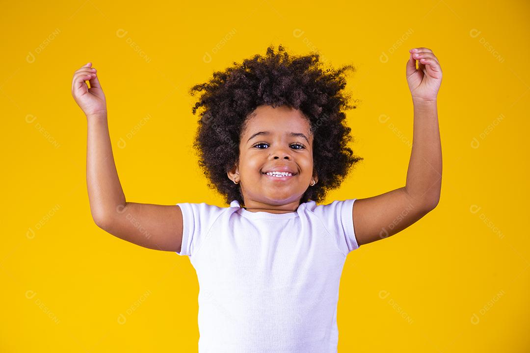 Retrato da beleza da menina afro com penteado afro. Adorável menina com cabelo blackpower