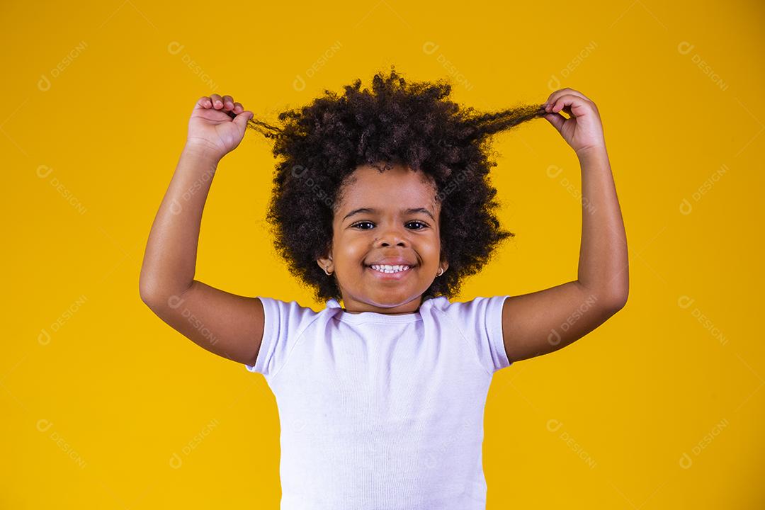 Retrato da beleza da menina afro com penteado afro. Adorável menina com cabelo blackpower