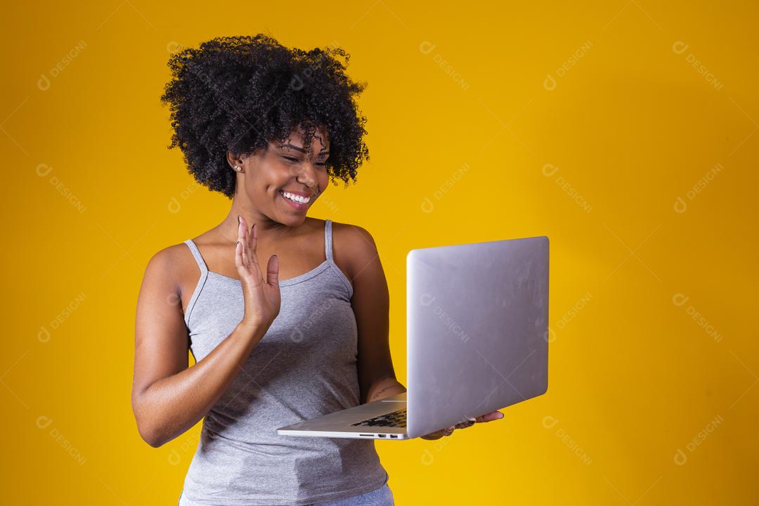 A africana roupas móveis isoladas computador portátil sobre fundo amarelo