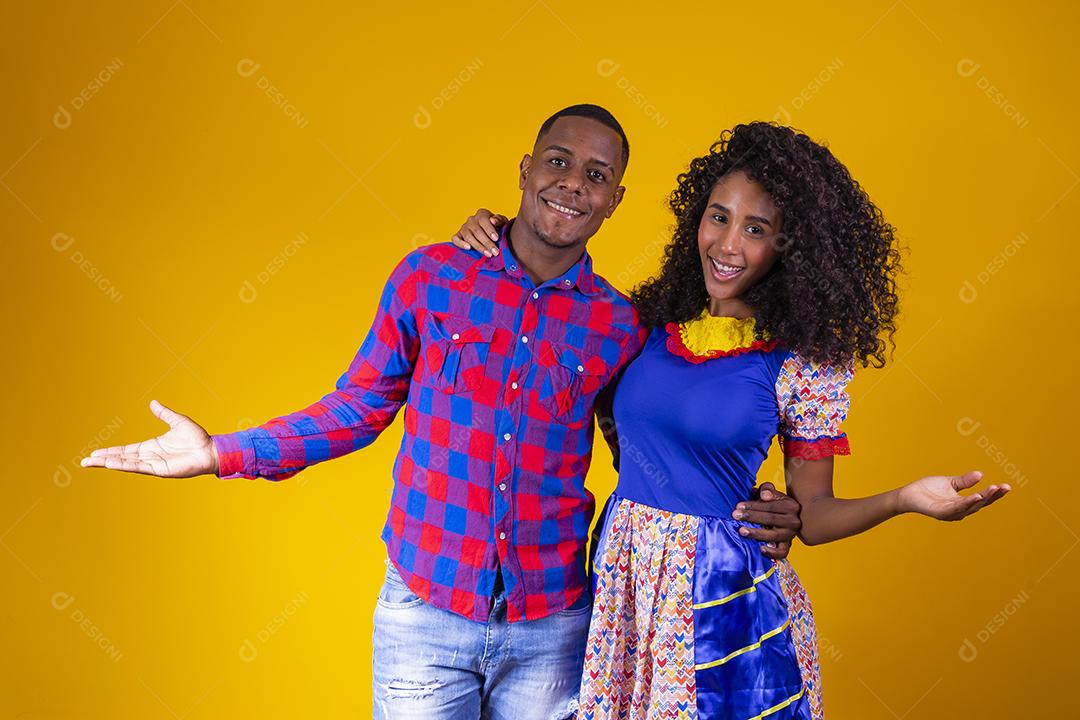 Casal brasileiro vestindo roupas tradicionais para Festa Junina - festival junino