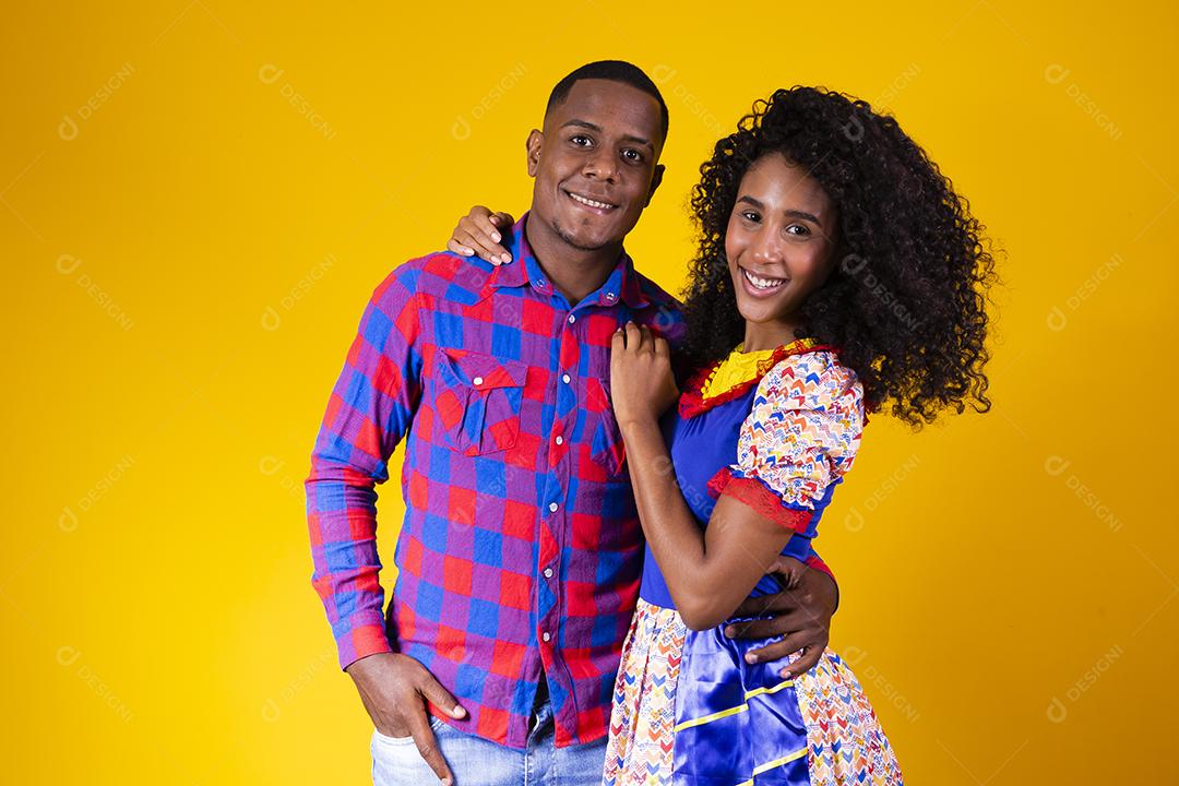 Casal brasileiro vestindo roupas tradicionais para Festa Junina - festival junino