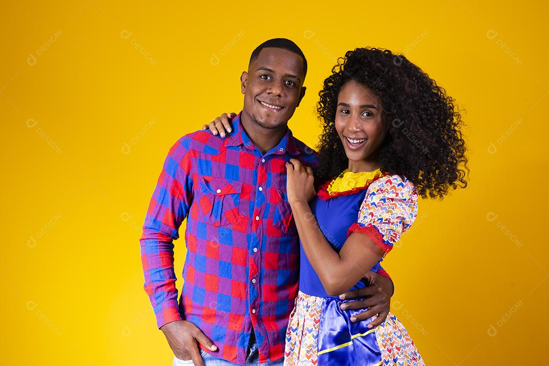 Casal brasileiro vestindo roupas tradicionais para Festa Junina - festival junino