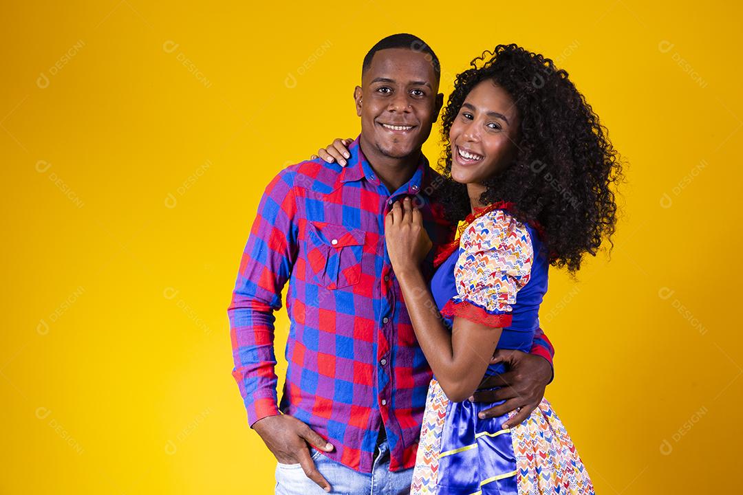 Casal brasileiro vestindo roupas tradicionais para Festa Junina - festival junino