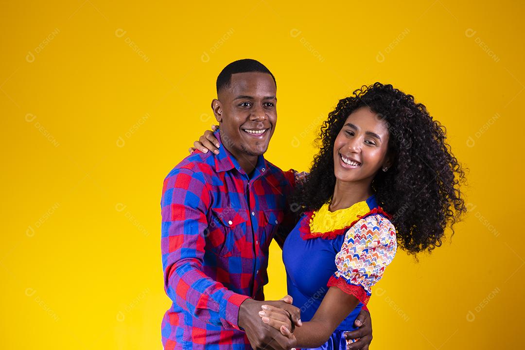 Casal brasileiro vestindo roupas tradicionais para Festa Junina - festival junino