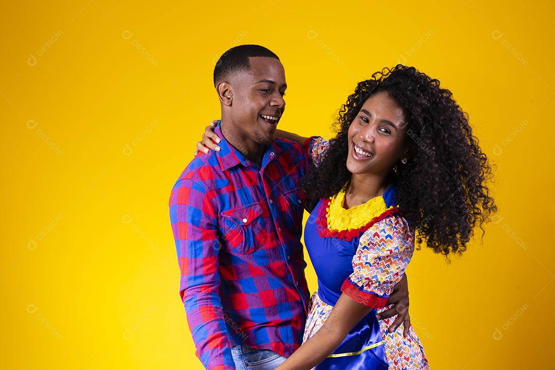 Casal brasileiro vestindo roupas tradicionais para Festa Junina - festival junino