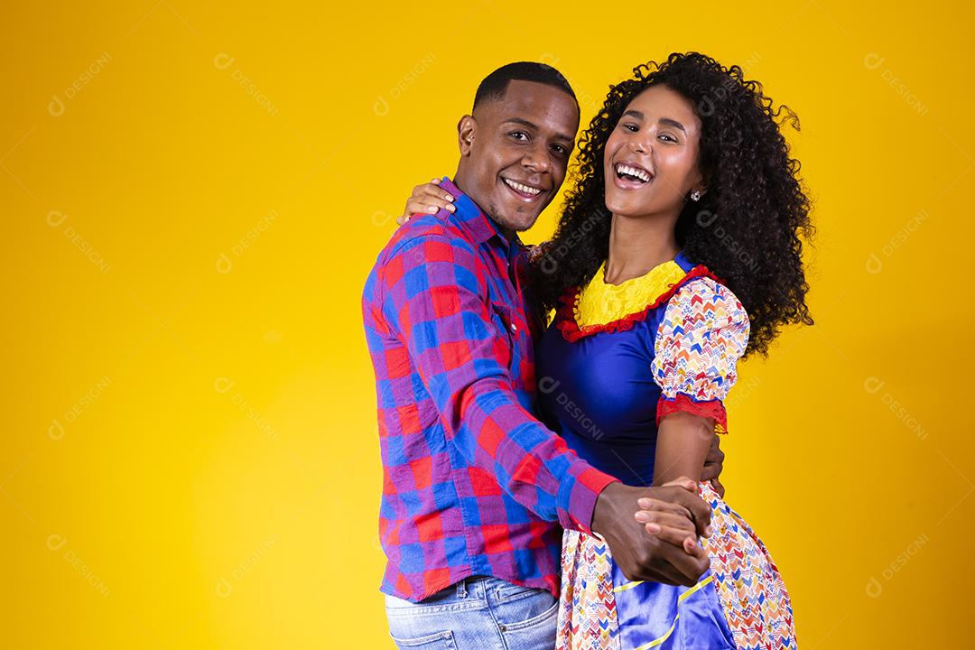 Casal brasileiro vestindo roupas tradicionais para Festa Junina - festival junino