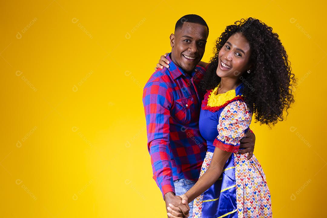 Casal brasileiro vestindo roupas tradicionais para Festa Junina - festival junino