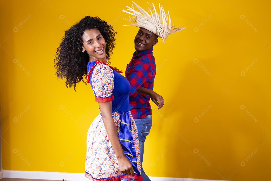 Casal brasileiro vestindo roupas tradicionais para Festa Junina - festival junino