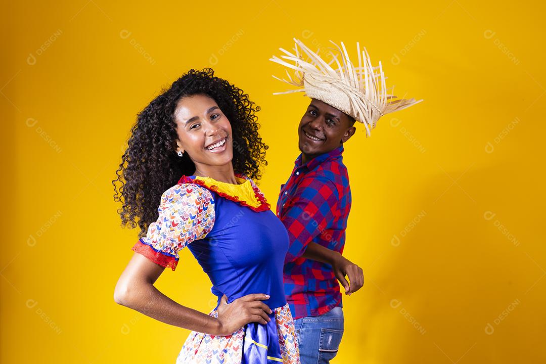Casal brasileiro vestindo roupas tradicionais para Festa Junina - festival junino