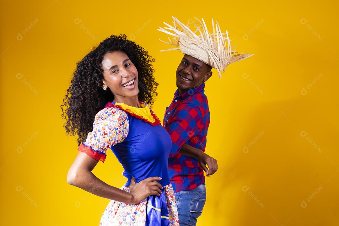 Casal brasileiro vestindo roupas tradicionais para Festa Junina - festival junino