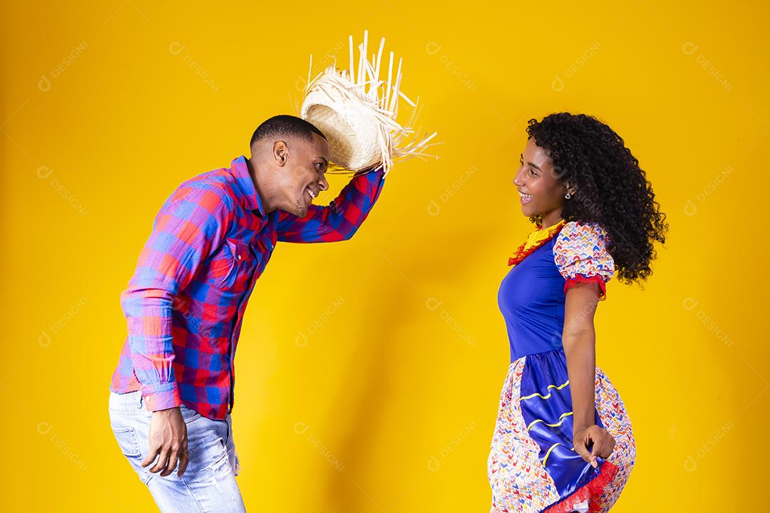 Casal brasileiro vestindo roupas tradicionais para Festa Junina - festival junino