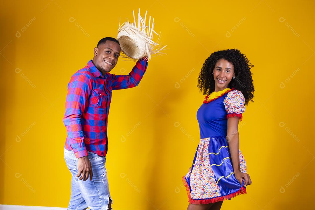 Casal brasileiro vestindo roupas tradicionais para a Festa Junina da