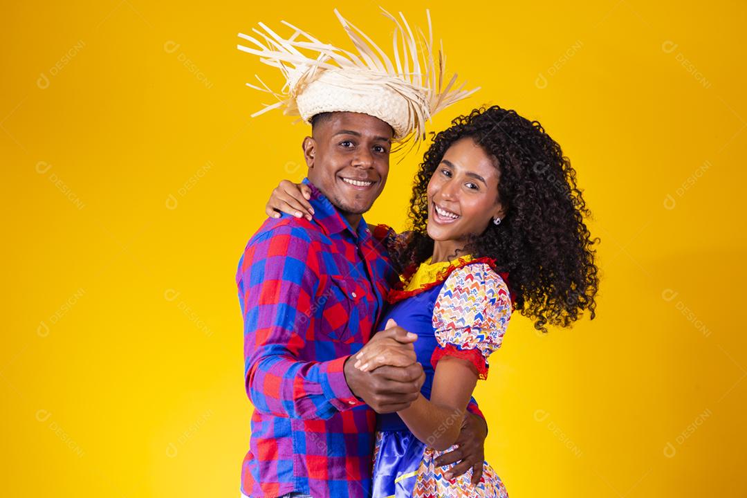 Casal brasileiro vestindo roupas tradicionais para a Festa Junina da