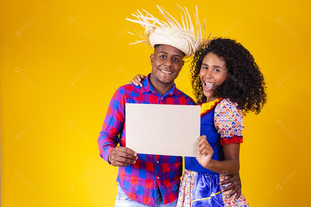 Casal brasileiro vestindo roupas tradicionais para a Festa Junina da