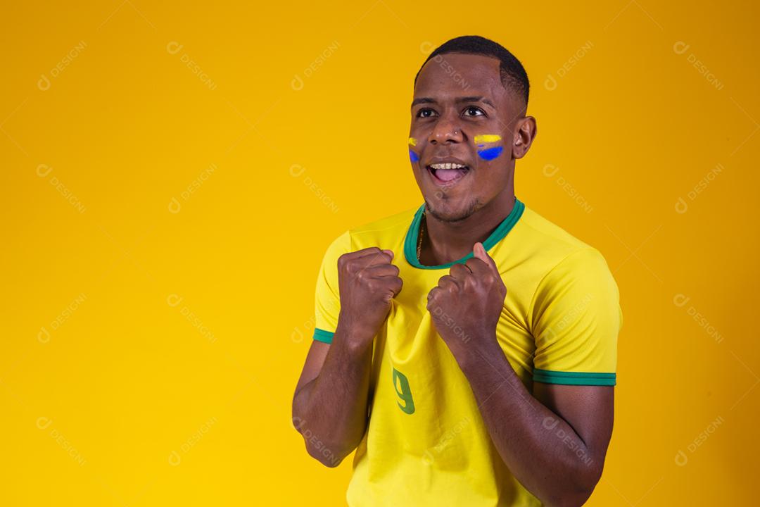 torcedor afro brasileiro torcendo em fundo amarelo
