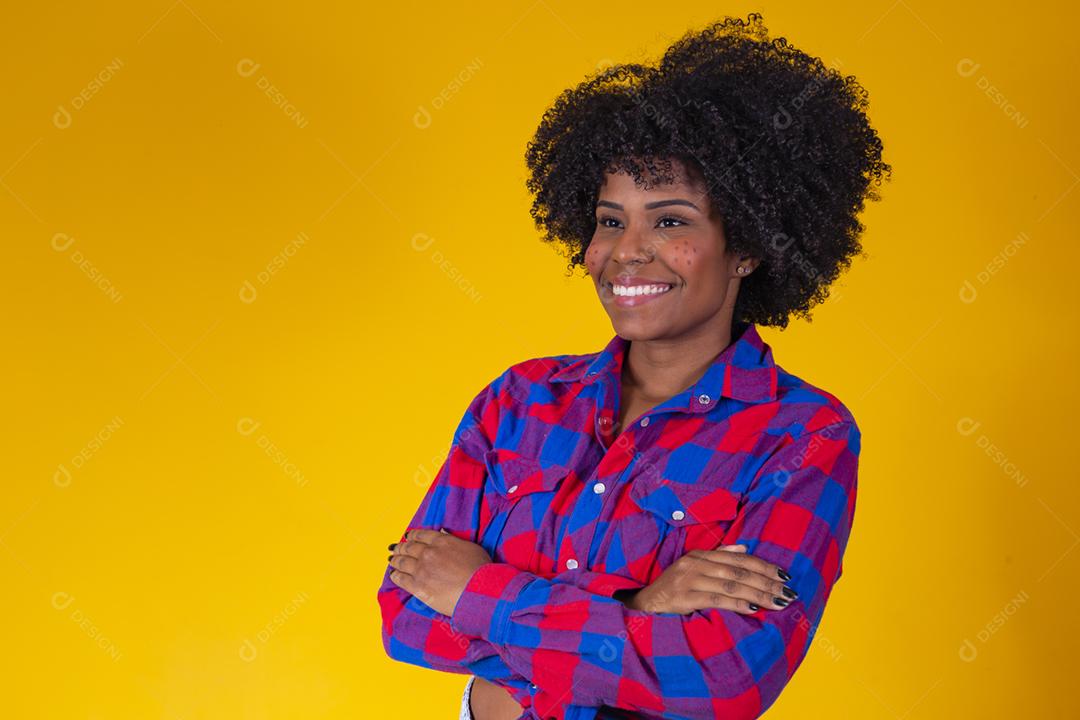 conceito de festa de junho de etnia e retrato - mulher sorridente feliz com roupa de festa de junho com braços cruzados sobre fundo amarelo