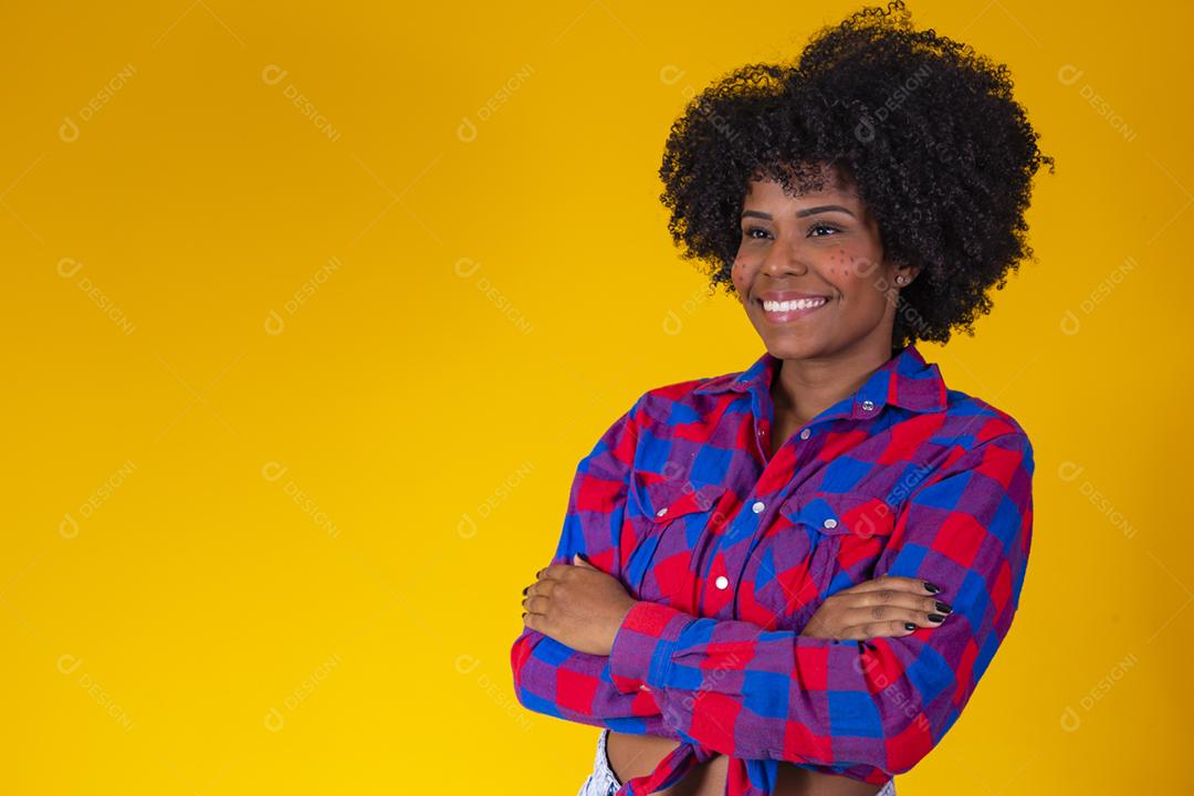 conceito de festa de junho de etnia e retrato - mulher sorridente feliz com roupa de festa de junho com braços cruzados sobre fundo amarelo