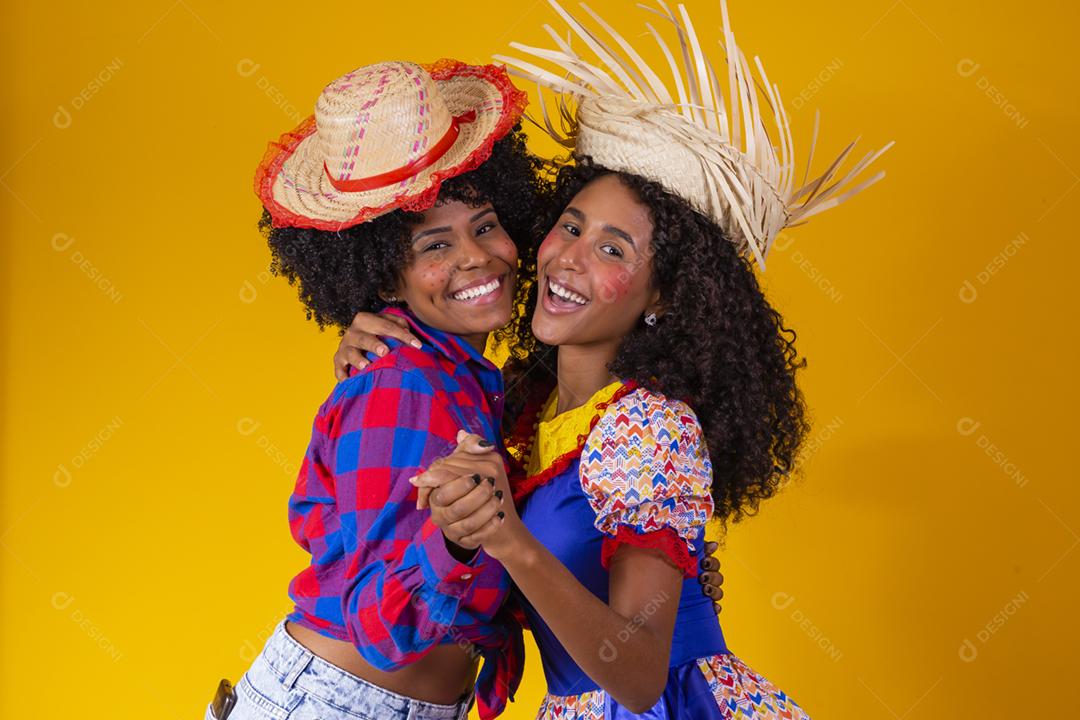 Namoradas vestidas para Festa Junina, roupas de Festa Junina