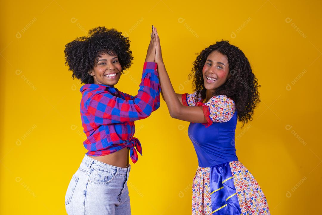 Namoradas vestidas para Festa Junina, roupas de Festa Junina