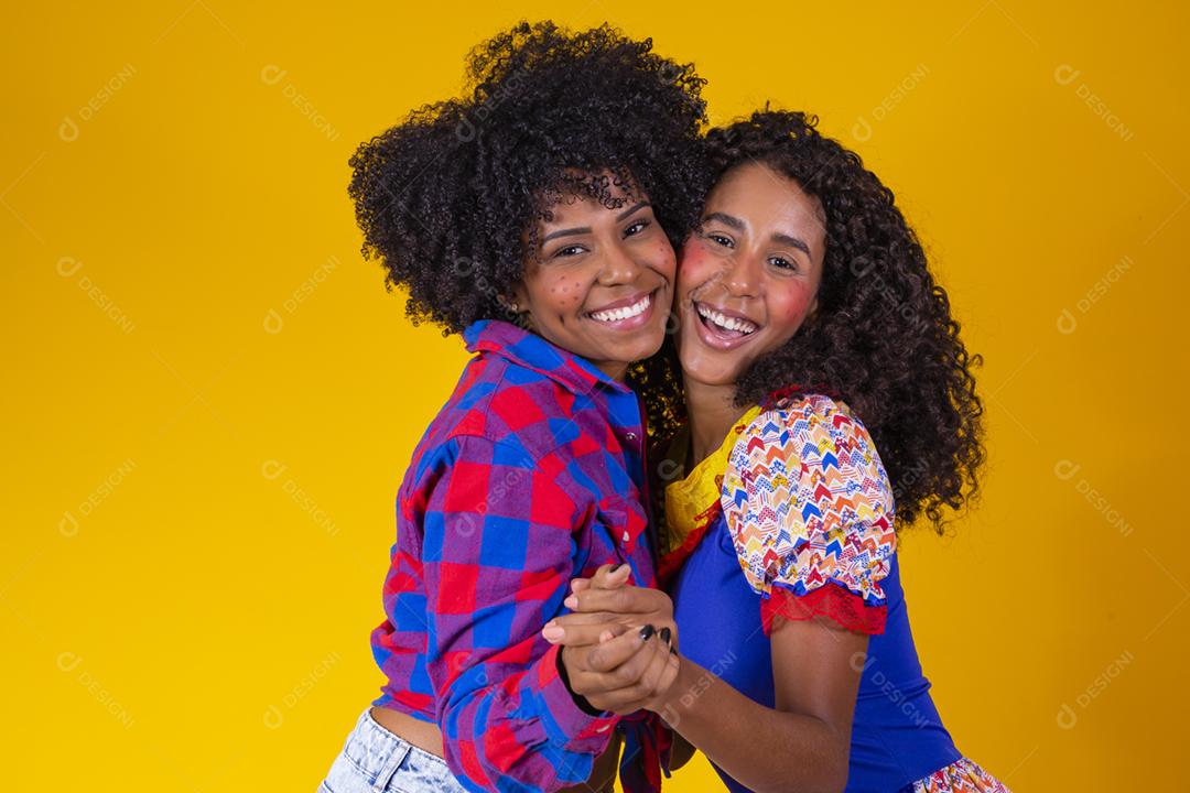 Namoradas vestidas para Festa Junina, roupas de Festa Junina