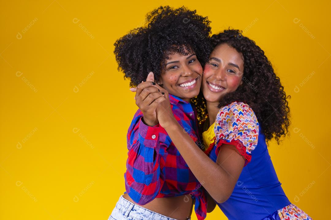 Namoradas vestidas para Festa Junina, roupas de Festa Junina