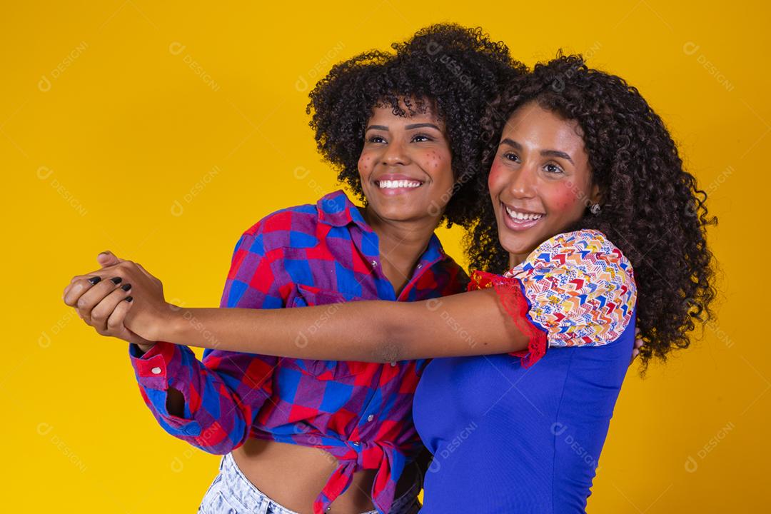 Namoradas vestidas para Festa Junina, roupas de Festa Junina