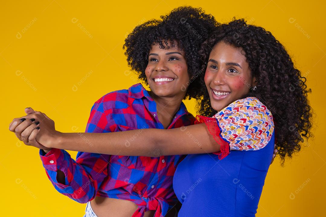 Namoradas vestidas para Festa Junina, roupas de Festa Junina