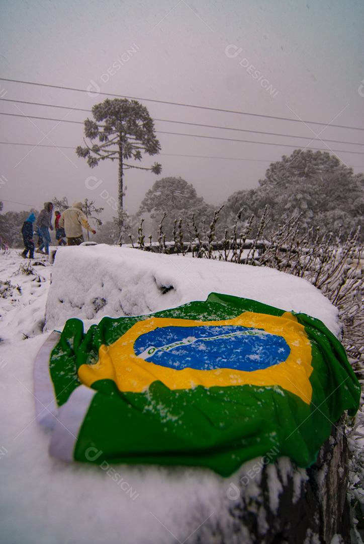 Neve em Urubici com bandeira do Brasil