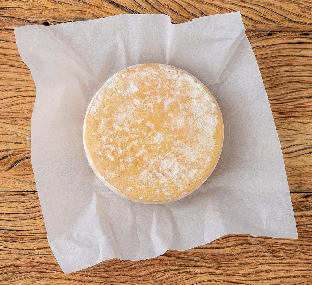 Queijo Canastra Artesanal de Minas Gerais, Brasil sobre papel.