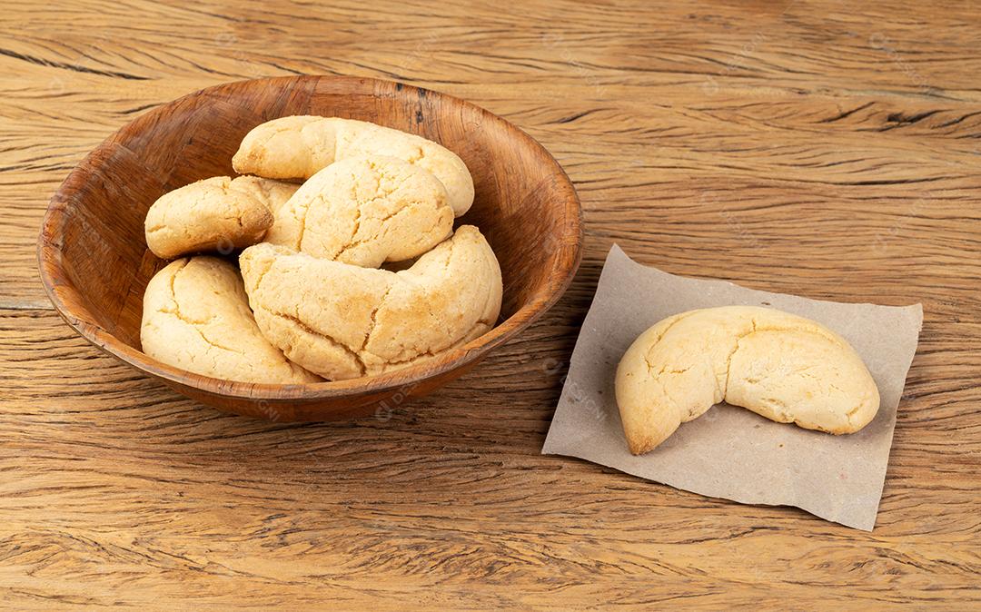 Chipas, pão de queijo típico sul-americano sobre a mesa de madeira.