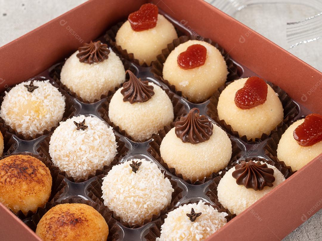 Brigadeiros gourmet típicos brasileiros, vários sabores em uma caixa de presente