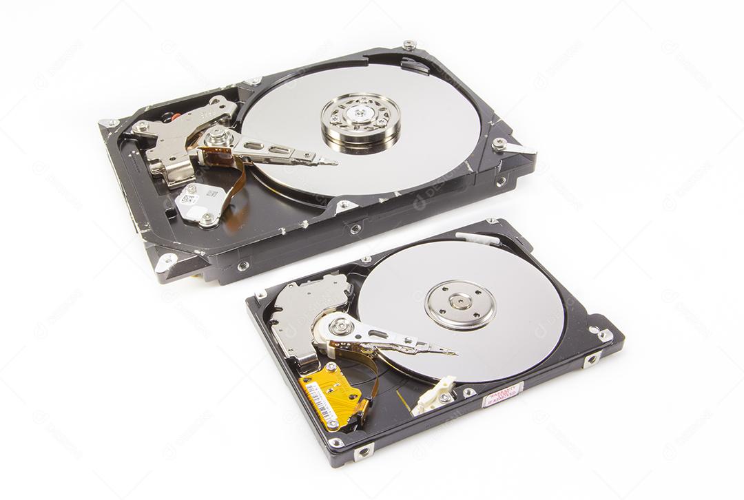 Dois discos rígidos de tamanho diferente mostrando o interior sobre fundo branco.