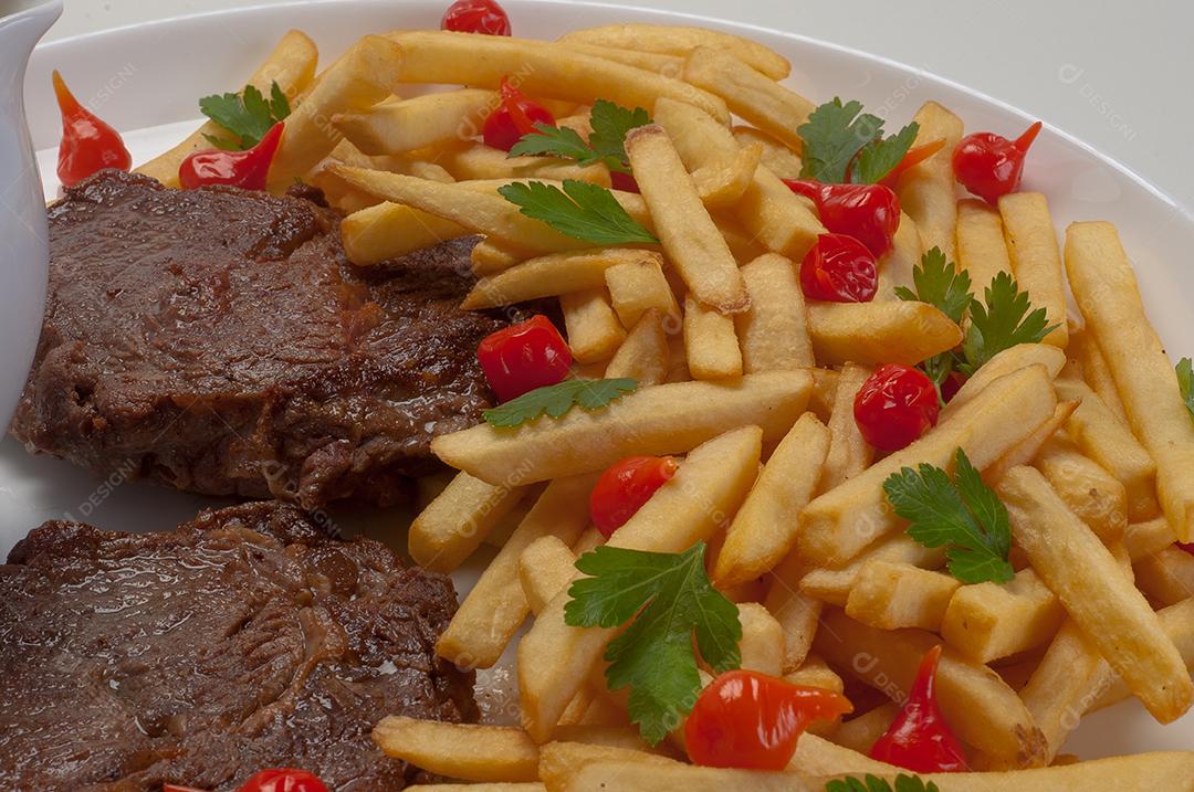 Prato de Comida com Arroz e Carne com batata Frita