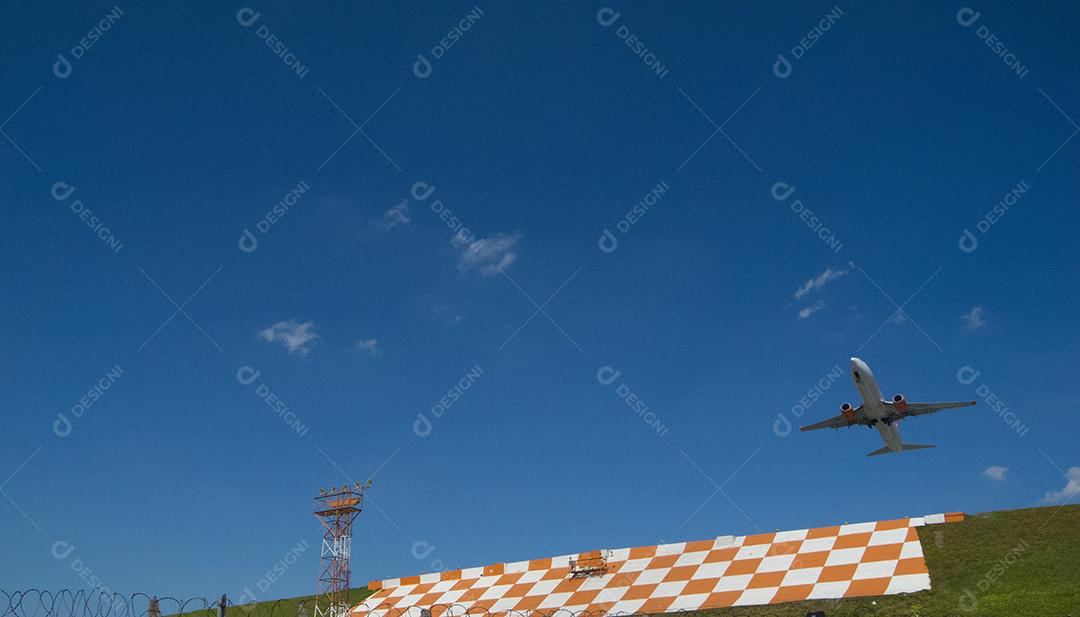 Avião comercial voando no céu azul