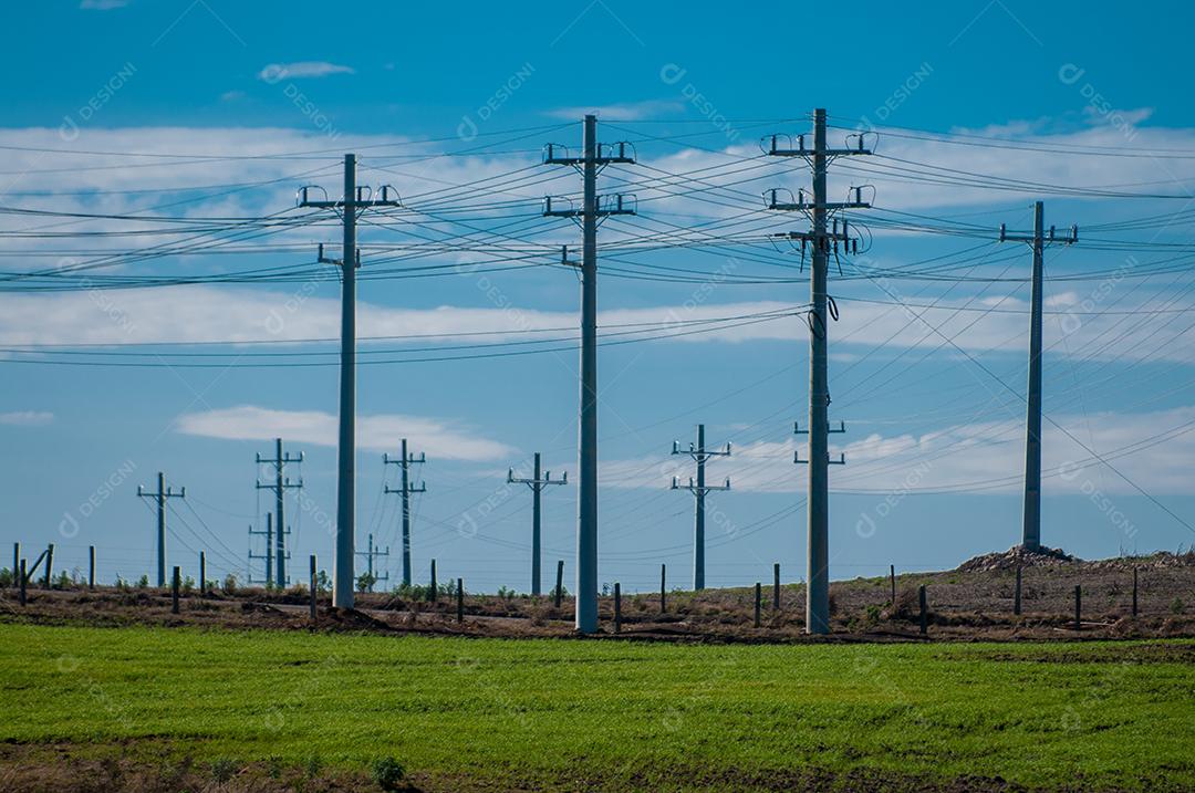 poste de ernegia eletrica em aria rural