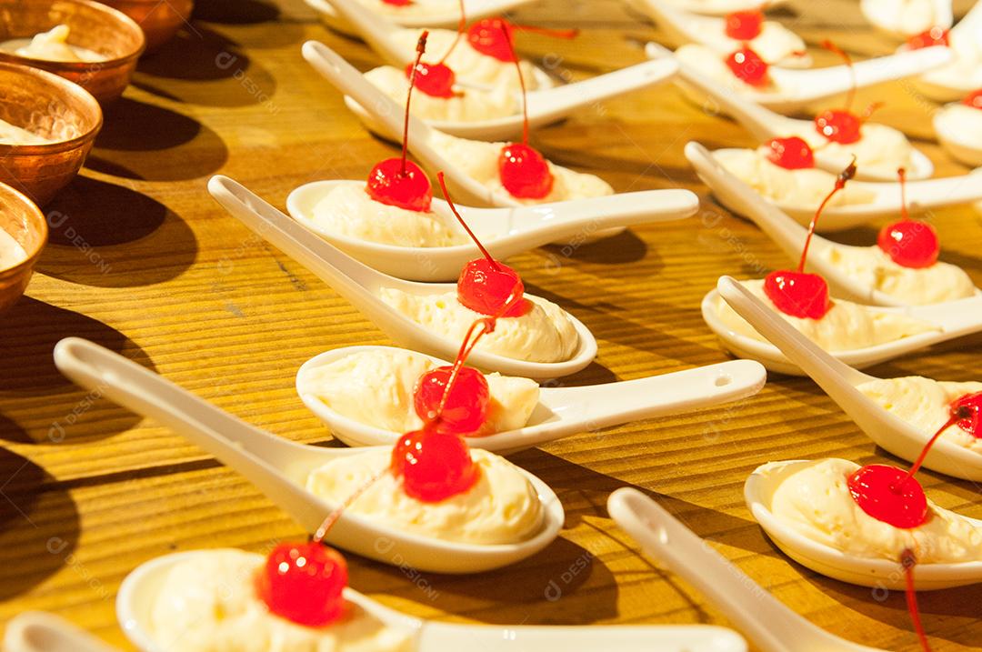 Cerejas vermelhas em uma tigela sobre a mesa de madeira