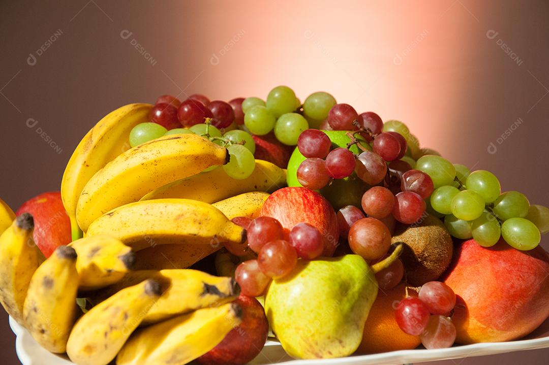 cesta de frutas em cima de uma mesa