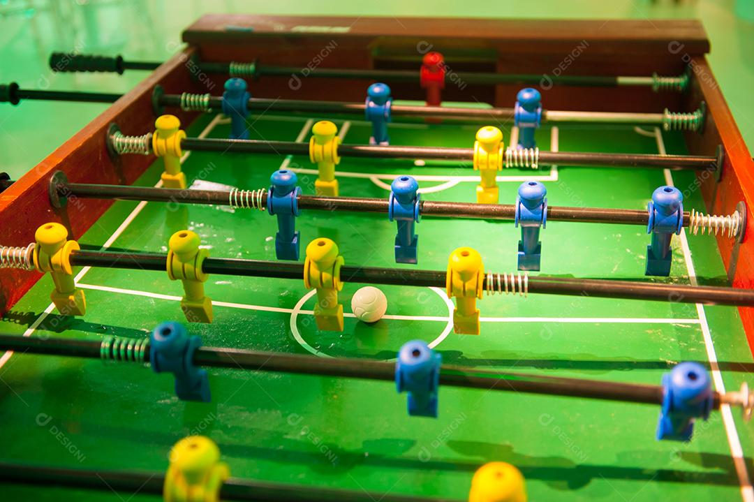 Brinquedo que simula futebol para jogar  se divertir