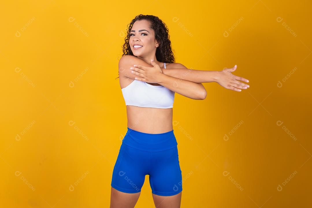 Jovem afro que se estende sobre fundo amarelo com espaço para