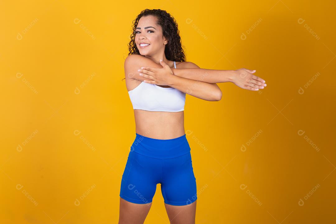 Jovem afro que se estende sobre fundo amarelo com espaço para